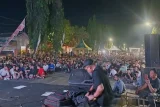Ribuan warga Sumenep duduk bersila saat nobar final Piala Dunia 2026 dini hari.