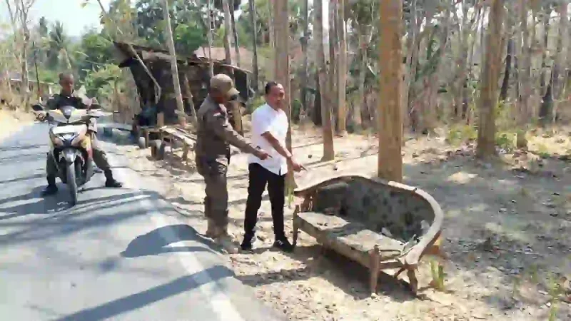 Ditinggalkan di Atas Kursi Rusak, Bayi Laki-Laki Ditemukan di Bahu Jalan Parenduan